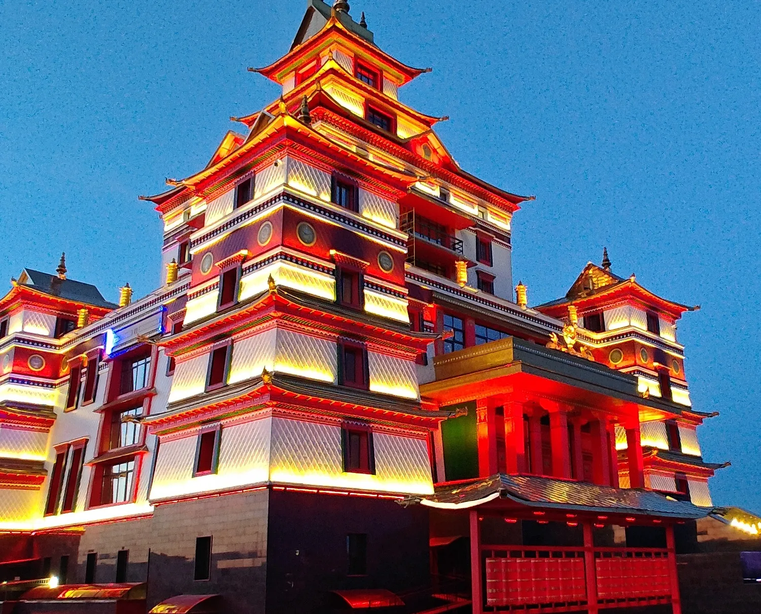 Поставка системы управления архитектурной подсветкой здания Поставка системы управления архитектурной подсветкой здания