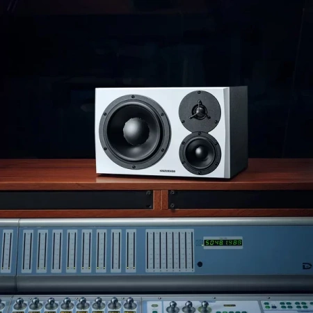Купить Dynaudio LYD 48 R B/W по выгодной цене в Казани
